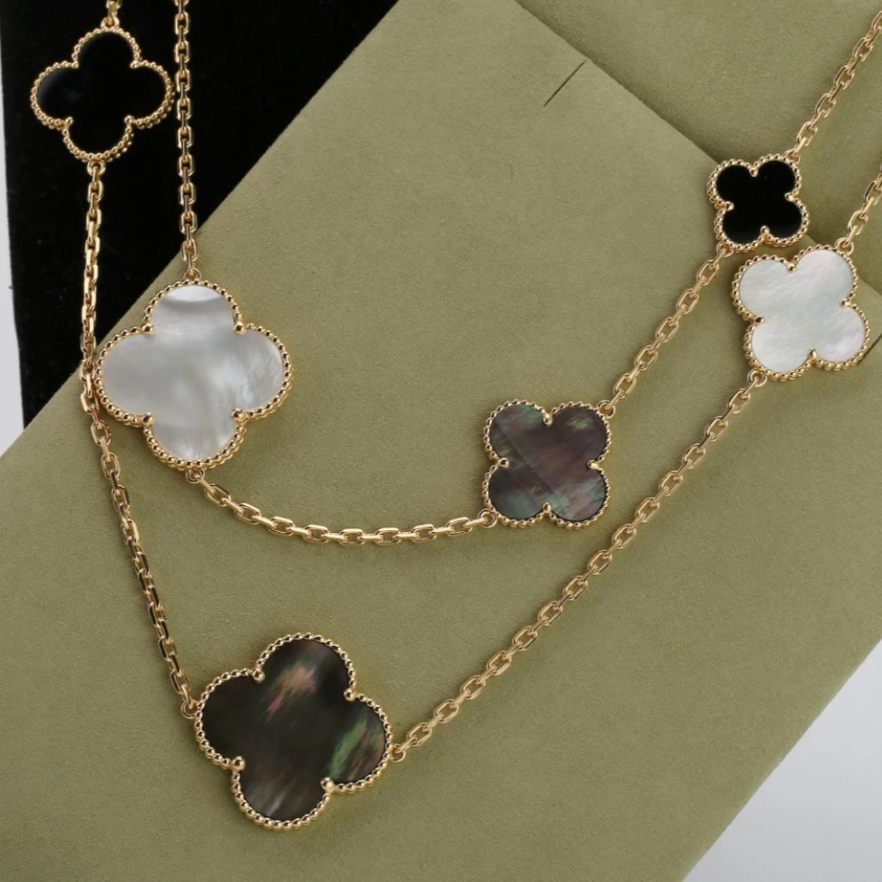 Van Cleef & Arpels Magic Alhambra 16 Motifs Onyx And Mother-of-pearl Long Neckla 5 Van Cleef & Arpels Magic Alhambra 16 Motifs Onyx And Mother-of-pearl Long Neckla – Image 3