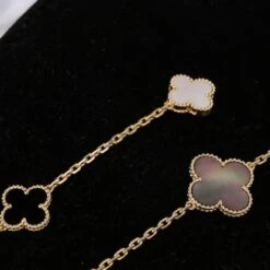 Van Cleef & Arpels Magic Alhambra 16 Motifs Onyx And Mother-of-pearl Long Neckla 12 Van Cleef & Arpels Magic Alhambra 16 Motifs Onyx And Mother-of-pearl Long Neckla -Mode Bijouterie Magasin IMG 1370 master