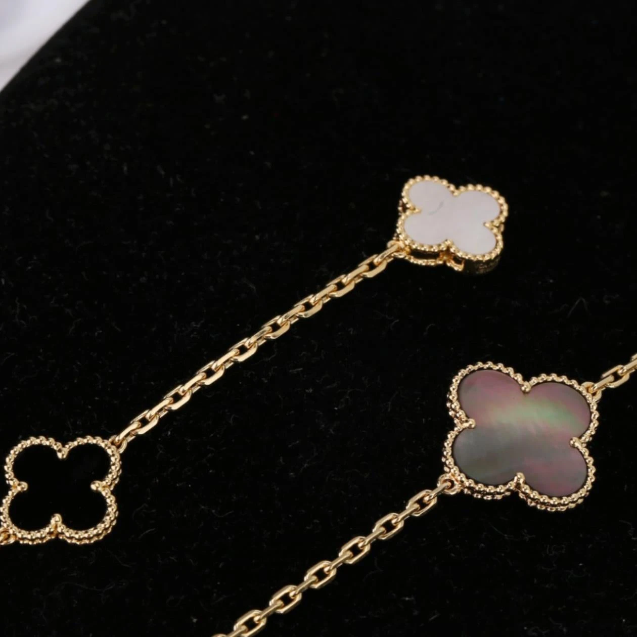 Van Cleef & Arpels Magic Alhambra 16 Motifs Onyx And Mother-of-pearl Long Neckla 7 Van Cleef & Arpels Magic Alhambra 16 Motifs Onyx And Mother-of-pearl Long Neckla – Image 5