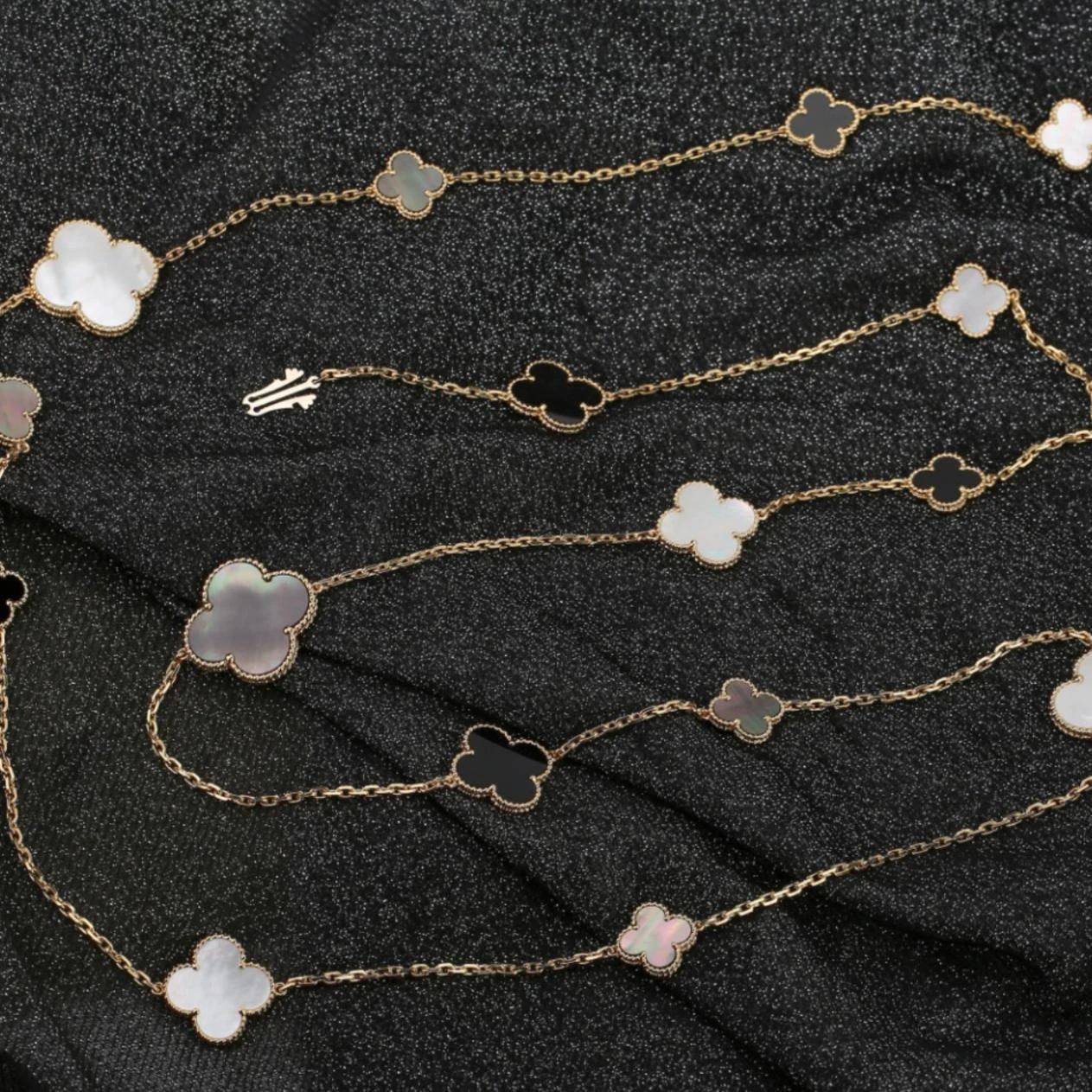 Van Cleef & Arpels Magic Alhambra 16 Motifs Onyx And Mother-of-pearl Long Neckla 8 Van Cleef & Arpels Magic Alhambra 16 Motifs Onyx And Mother-of-pearl Long Neckla – Image 6