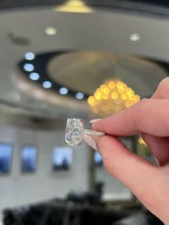 David Rosenberg 8.07 Carat Elongated Cushion Shape GIA Diamond Engagement Ring 36 David Rosenberg 8.07 Carat Elongated Cushion Shape GIA Diamond Engagement Ring -Mode Bijouterie Magasin IMG 1425 master