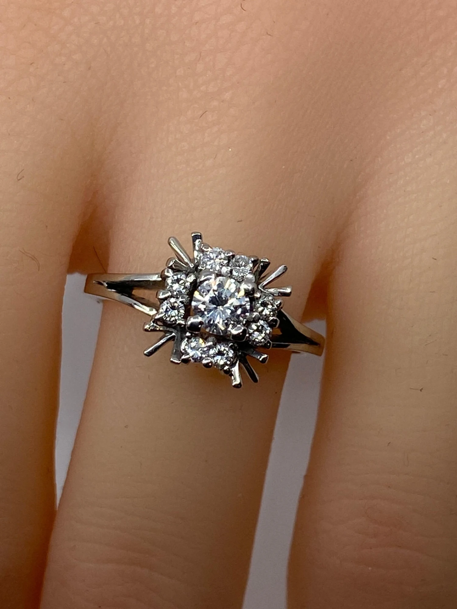 Unknown 18 Carat White Gold Ring, Square Flower Model In Gold Threads And Diamonds 10 Unknown 18 Carat White Gold Ring, Square Flower Model In Gold Threads And Diamonds – Image 8