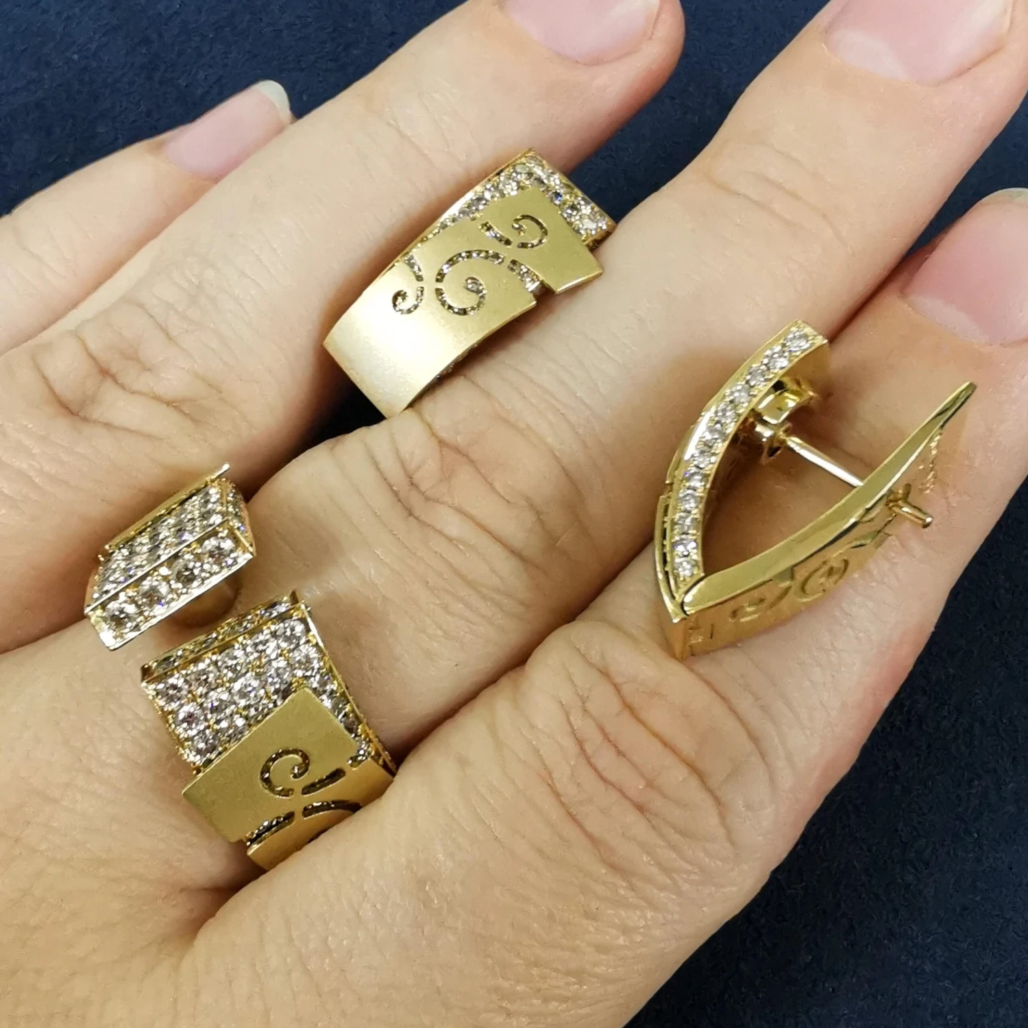 Champagne Diamonds 18 Karat Yellow Gold Veil Suite 8 Champagne Diamonds 18 Karat Yellow Gold Veil Suite – Image 6