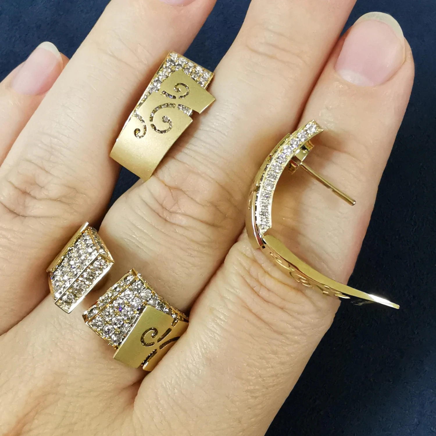 Champagne Diamonds 18 Karat Yellow Gold Veil Suite 9 Champagne Diamonds 18 Karat Yellow Gold Veil Suite – Image 7