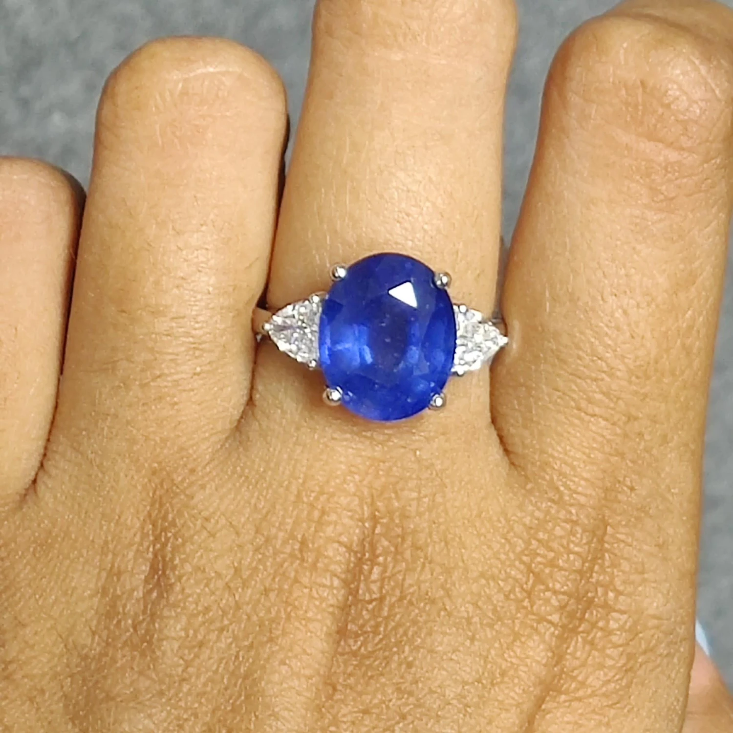 Victorian Era 6.74 Carat Sapphire Ring Three Stone Ring With Diamonds 18k Gold 5 Victorian Era 6.74 Carat Sapphire Ring Three Stone Ring With Diamonds 18k Gold – Image 3