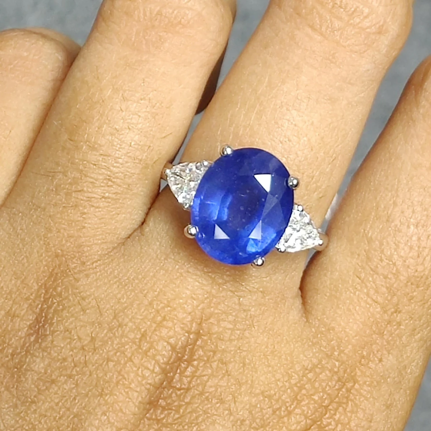 Victorian Era 6.74 Carat Sapphire Ring Three Stone Ring With Diamonds 18k Gold 10 Victorian Era 6.74 Carat Sapphire Ring Three Stone Ring With Diamonds 18k Gold – Image 8