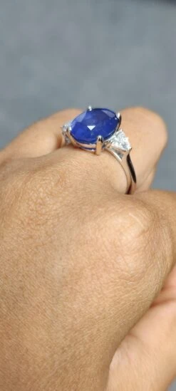 Victorian Era 6.74 Carat Sapphire Ring Three Stone Ring With Diamonds 18k Gold 20 Victorian Era 6.74 Carat Sapphire Ring Three Stone Ring With Diamonds 18k Gold -Mode Bijouterie Magasin IMG 20230330 172014 master