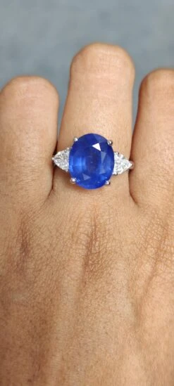 Victorian Era 6.74 Carat Sapphire Ring Three Stone Ring With Diamonds 18k Gold 15 Victorian Era 6.74 Carat Sapphire Ring Three Stone Ring With Diamonds 18k Gold -Mode Bijouterie Magasin IMG 20230330 172042 master