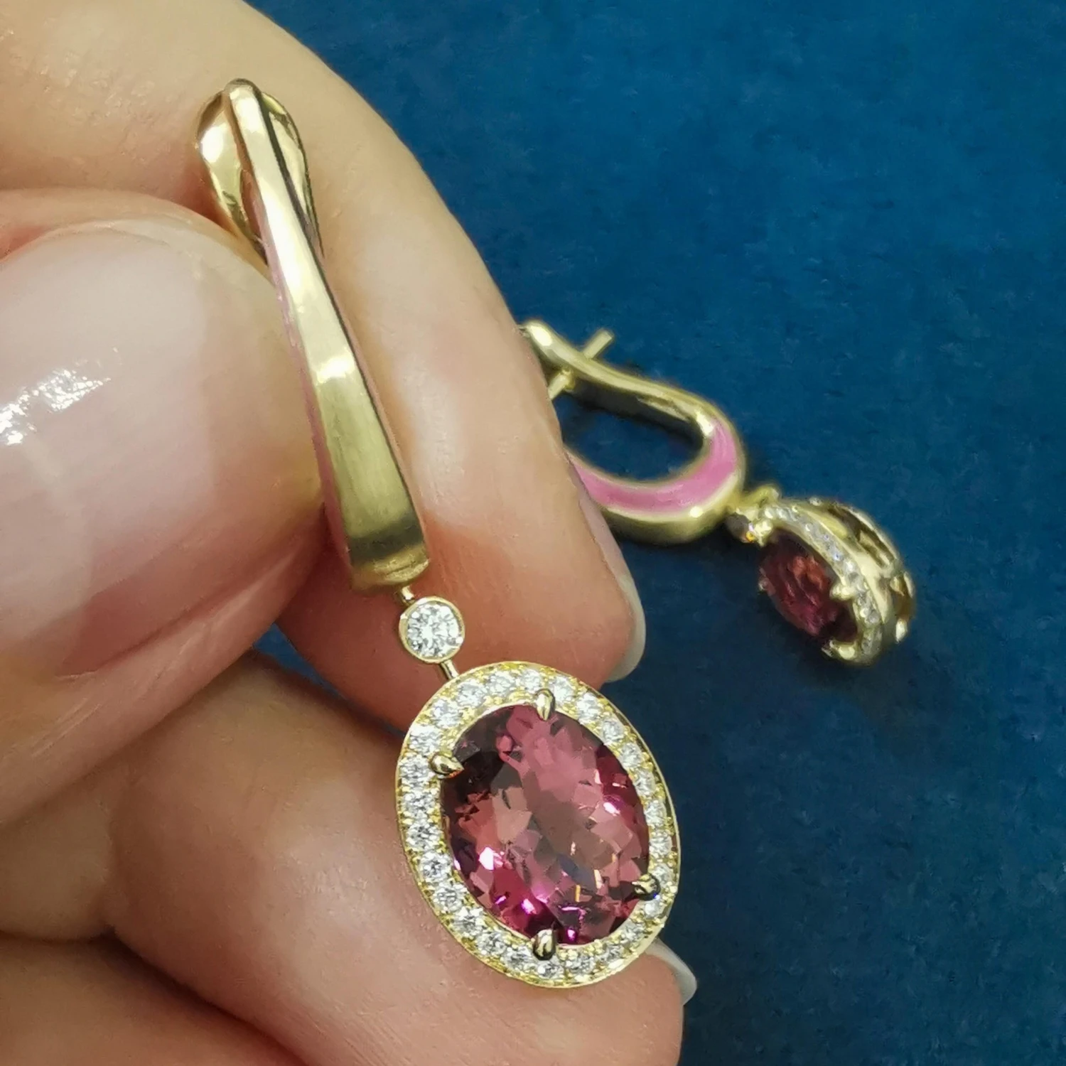 Pink Tourmaline Diamonds Enamel 18 Karat Yellow Gold New Classic Earrings 5 Pink Tourmaline Diamonds Enamel 18 Karat Yellow Gold New Classic Earrings – Image 3