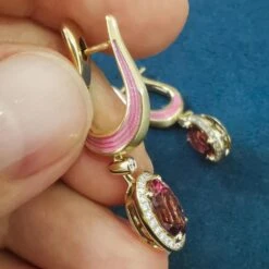 Pink Tourmaline Diamonds Enamel 18 Karat Yellow Gold New Classic Earrings 15 Pink Tourmaline Diamonds Enamel 18 Karat Yellow Gold New Classic Earrings -Mode Bijouterie Magasin IMG 20230529 094043 master