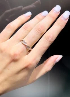 0.69 Carat Round & Baguette Diamond Twist Band Ring 18K Rose Gold -Mode Bijouterie Magasin IMG 2803 master