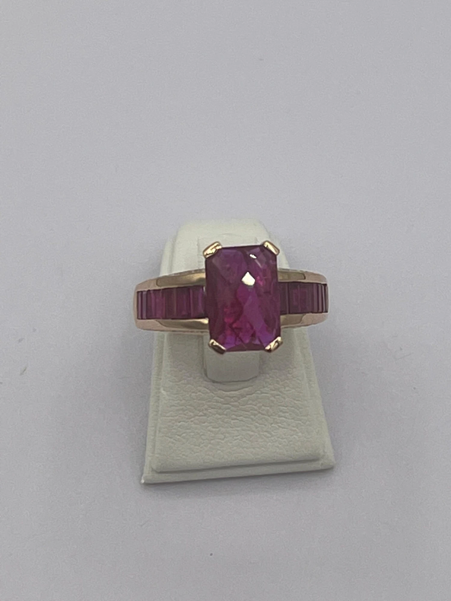 Unknown 2.95 Carat Ruby Ring 0.23 Carat Diamond 18 Karat Gold 4 Unknown 2.95 Carat Ruby Ring 0.23 Carat Diamond 18 Karat Gold – Image 2