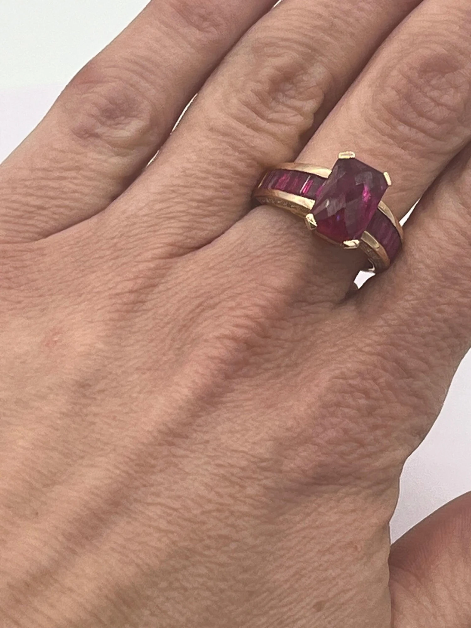 Unknown 2.95 Carat Ruby Ring 0.23 Carat Diamond 18 Karat Gold 11 Unknown 2.95 Carat Ruby Ring 0.23 Carat Diamond 18 Karat Gold – Image 9