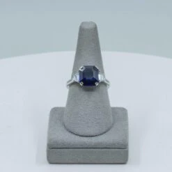 GIA Certified 3.73 Carats Emerald Cut Blue Sapphire Three-Stone Engagement Ring -Mode Bijouterie Magasin IMG 3317 master