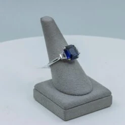 GIA Certified 3.73 Carats Emerald Cut Blue Sapphire Three-Stone Engagement Ring -Mode Bijouterie Magasin IMG 3319 master