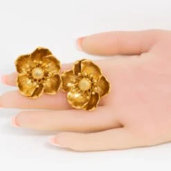 Oscar De La Renta Gold Poppy Flower Clip On Earrings, Contemporary 9 Oscar De La Renta Gold Poppy Flower Clip On Earrings, Contemporary -Mode Bijouterie Magasin IMG 3878 master