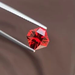 AAA Quality 2.45 Carat Faceted Pomegranate Red Rhodolite Garnet Gemstone 23 AAA Quality 2.45 Carat Faceted Pomegranate Red Rhodolite Garnet Gemstone -Mode Bijouterie Magasin IMG 4179 master