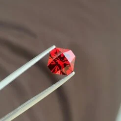 AAA Quality 2.45 Carat Faceted Pomegranate Red Rhodolite Garnet Gemstone 21 AAA Quality 2.45 Carat Faceted Pomegranate Red Rhodolite Garnet Gemstone -Mode Bijouterie Magasin IMG 4182 master