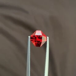 AAA Quality 2.45 Carat Faceted Pomegranate Red Rhodolite Garnet Gemstone 20 AAA Quality 2.45 Carat Faceted Pomegranate Red Rhodolite Garnet Gemstone -Mode Bijouterie Magasin IMG 4183 master