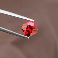 AAA Quality 2.45 Carat Faceted Pomegranate Red Rhodolite Garnet Gemstone 17 AAA Quality 2.45 Carat Faceted Pomegranate Red Rhodolite Garnet Gemstone -Mode Bijouterie Magasin IMG 4186 master