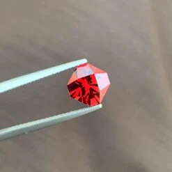 AAA Quality 2.45 Carat Faceted Pomegranate Red Rhodolite Garnet Gemstone 15 AAA Quality 2.45 Carat Faceted Pomegranate Red Rhodolite Garnet Gemstone -Mode Bijouterie Magasin IMG 4189 master