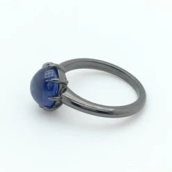 3.61 Carats Cabochon Sapphire Ring Set In 18k Black - Another Haruni Special -Mode Bijouterie Magasin IMG 4420 master
