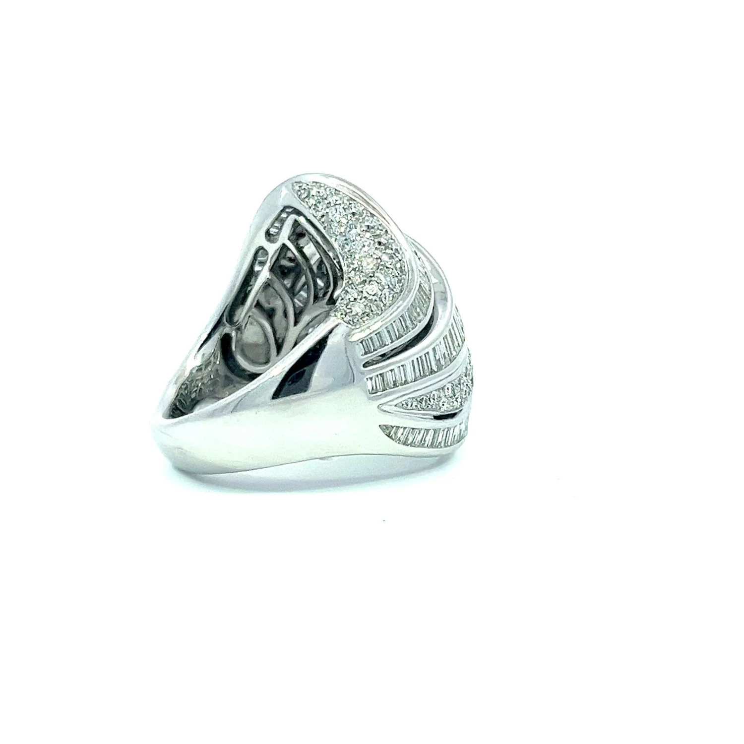 Unknown 18 Karat White Gold Diamond Dome Ring 3.32 Carats 6 Unknown 18 Karat White Gold Diamond Dome Ring 3.32 Carats – Image 4