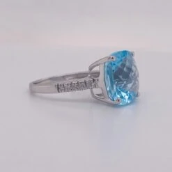 8 Carat Topaz Stunning Sky Blue Cushion, Diamond Accents, 14 Karat White Gold LV 8 8 Carat Topaz Stunning Sky Blue Cushion, Diamond Accents, 14 Karat White Gold LV -Mode Bijouterie Magasin IMG 5813 master