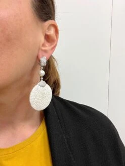 Unknown 18 Karat White Gold Diamond South Sea Pearl Stingray Chandelier Earrings -Mode Bijouterie Magasin IMG 8802 master