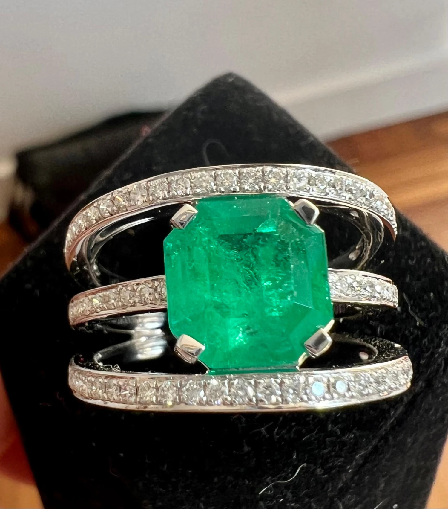 Unknown Emerald Cocktail Ring 18 Carat White Gold Diamonds 21 Unknown Emerald Cocktail Ring 18 Carat White Gold Diamonds – Image 19