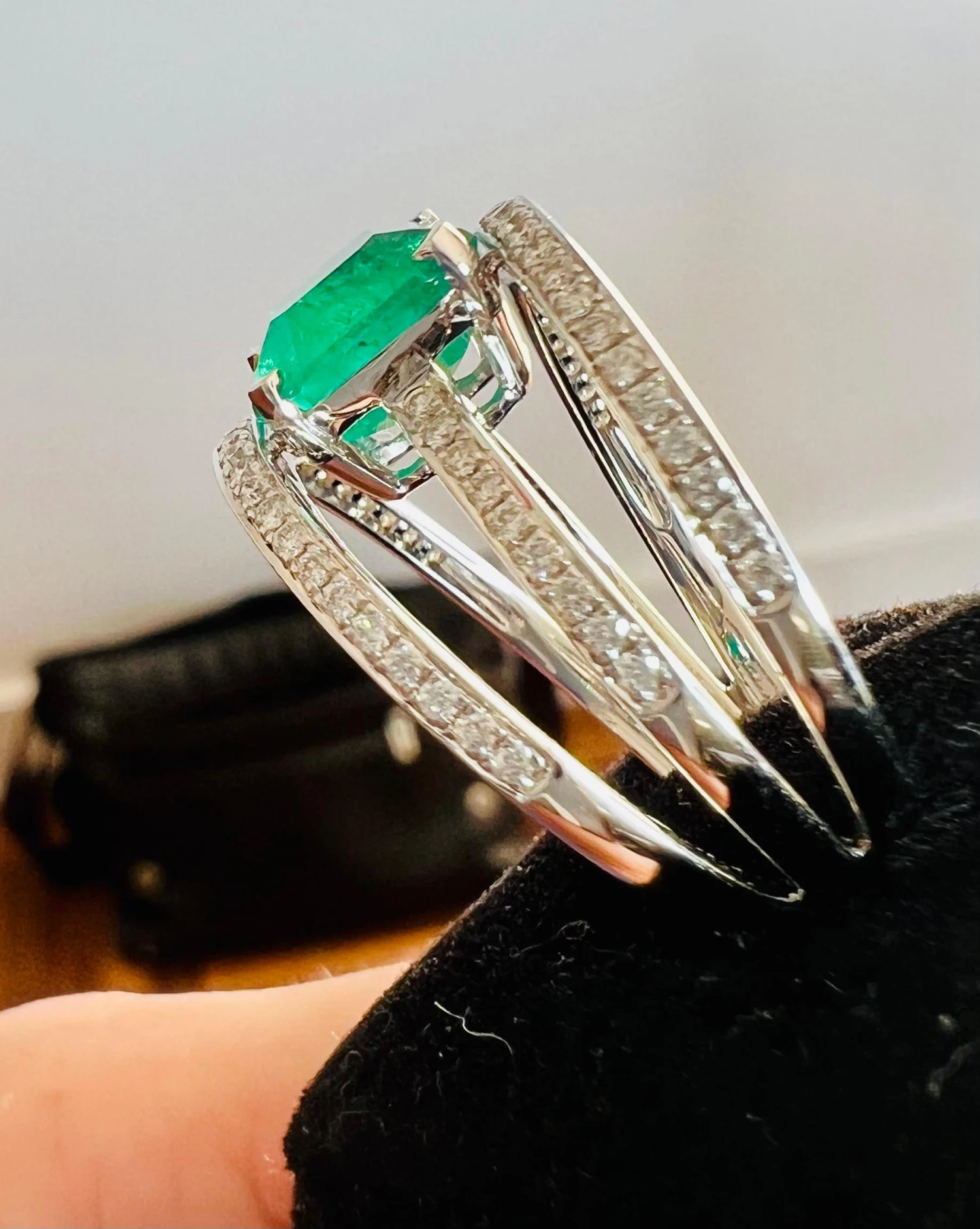 Unknown Emerald Cocktail Ring 18 Carat White Gold Diamonds 20 Unknown Emerald Cocktail Ring 18 Carat White Gold Diamonds – Image 18