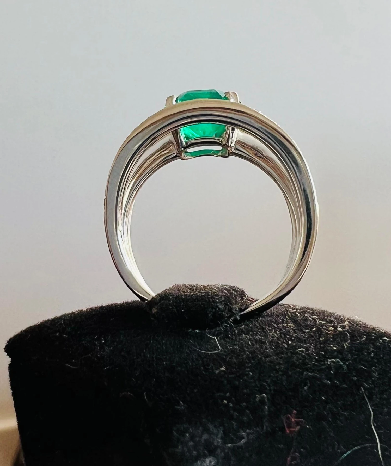 Unknown Emerald Cocktail Ring 18 Carat White Gold Diamonds 19 Unknown Emerald Cocktail Ring 18 Carat White Gold Diamonds – Image 17