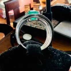 Unknown Emerald Cocktail Ring 18 Carat White Gold Diamonds 36 Unknown Emerald Cocktail Ring 18 Carat White Gold Diamonds -Mode Bijouterie Magasin IMG 8876 master