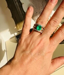 Unknown Emerald Cocktail Ring 18 Carat White Gold Diamonds 30 Unknown Emerald Cocktail Ring 18 Carat White Gold Diamonds -Mode Bijouterie Magasin IMG 8884 master