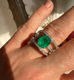 Unknown Emerald Cocktail Ring 18 Carat White Gold Diamonds 28 Unknown Emerald Cocktail Ring 18 Carat White Gold Diamonds -Mode Bijouterie Magasin IMG 8886 master