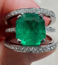 Unknown Emerald Cocktail Ring 18 Carat White Gold Diamonds 27 Unknown Emerald Cocktail Ring 18 Carat White Gold Diamonds -Mode Bijouterie Magasin IMG 8887 master