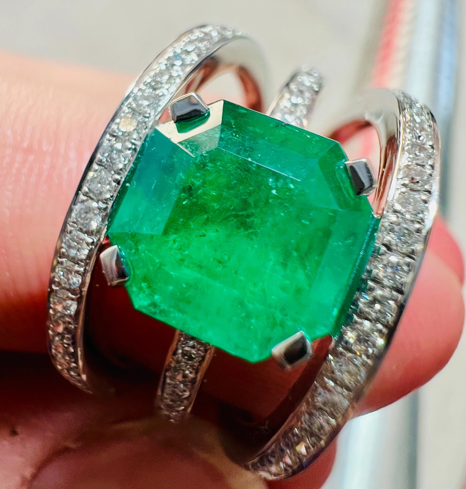 Unknown Emerald Cocktail Ring 18 Carat White Gold Diamonds 8 Unknown Emerald Cocktail Ring 18 Carat White Gold Diamonds – Image 6