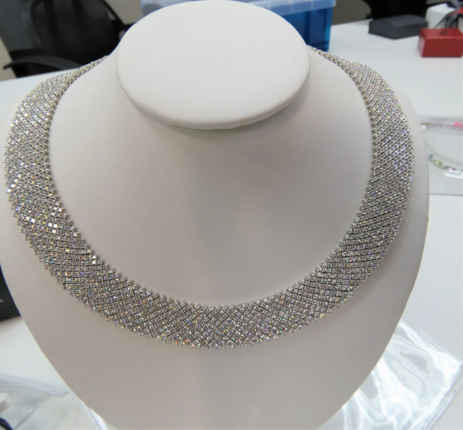 Unknown Nwt Rare 18 Karat Gorgeous Glittering Fancy Diamond 61 Carat Mesh Necklace 4 Unknown Nwt Rare 18 Karat Gorgeous Glittering Fancy Diamond 61 Carat Mesh Necklace – Image 2