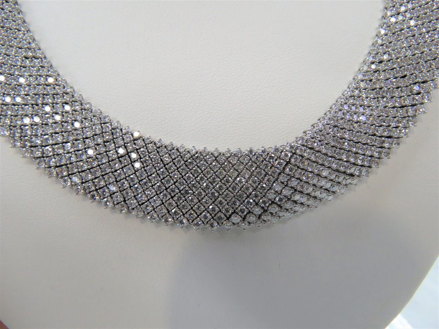 Unknown Nwt Rare 18 Karat Gorgeous Glittering Fancy Diamond 61 Carat Mesh Necklace 5 Unknown Nwt Rare 18 Karat Gorgeous Glittering Fancy Diamond 61 Carat Mesh Necklace – Image 3