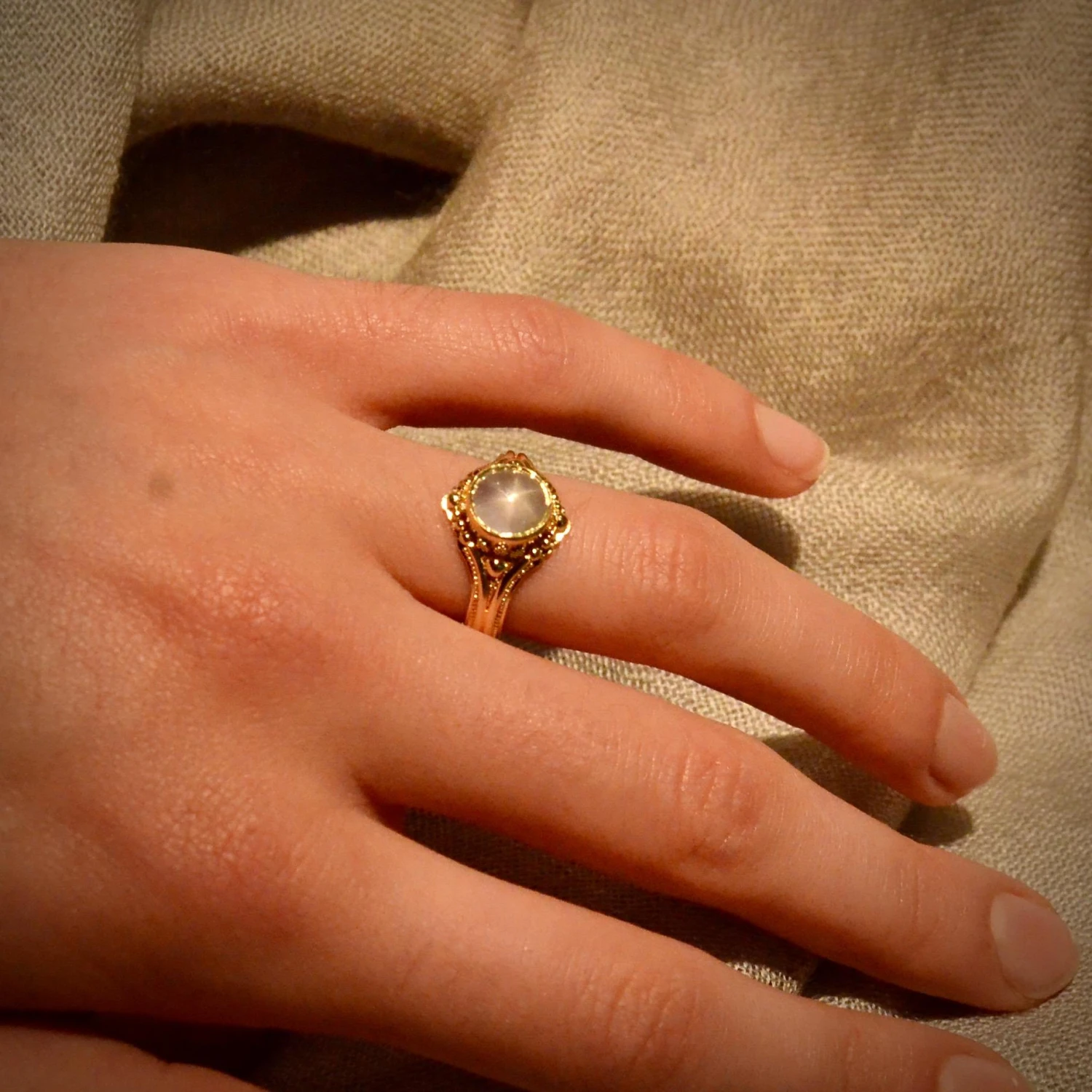 Kent Raible 18 Karat Gold Pale Blue Star Sapphire Solitaire Ring 10 Kent Raible 18 Karat Gold Pale Blue Star Sapphire Solitaire Ring – Image 8