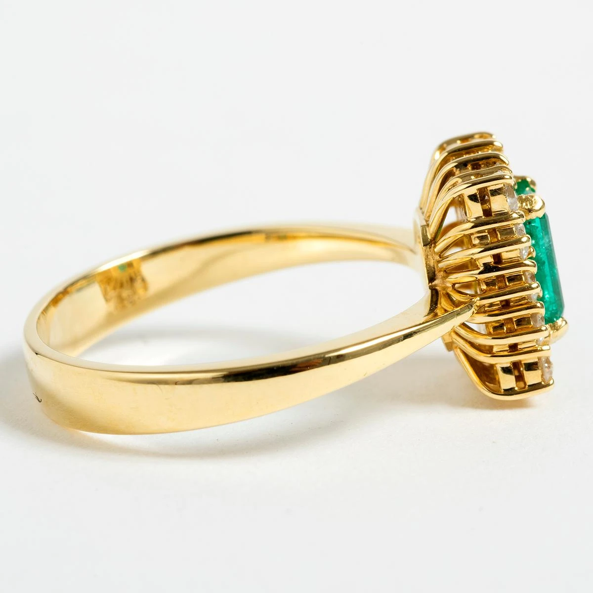 Unknown Stunning Diamond & Emerald Cluster Ring, 18 Carat Gold 4 Unknown Stunning Diamond & Emerald Cluster Ring, 18 Carat Gold – Image 2