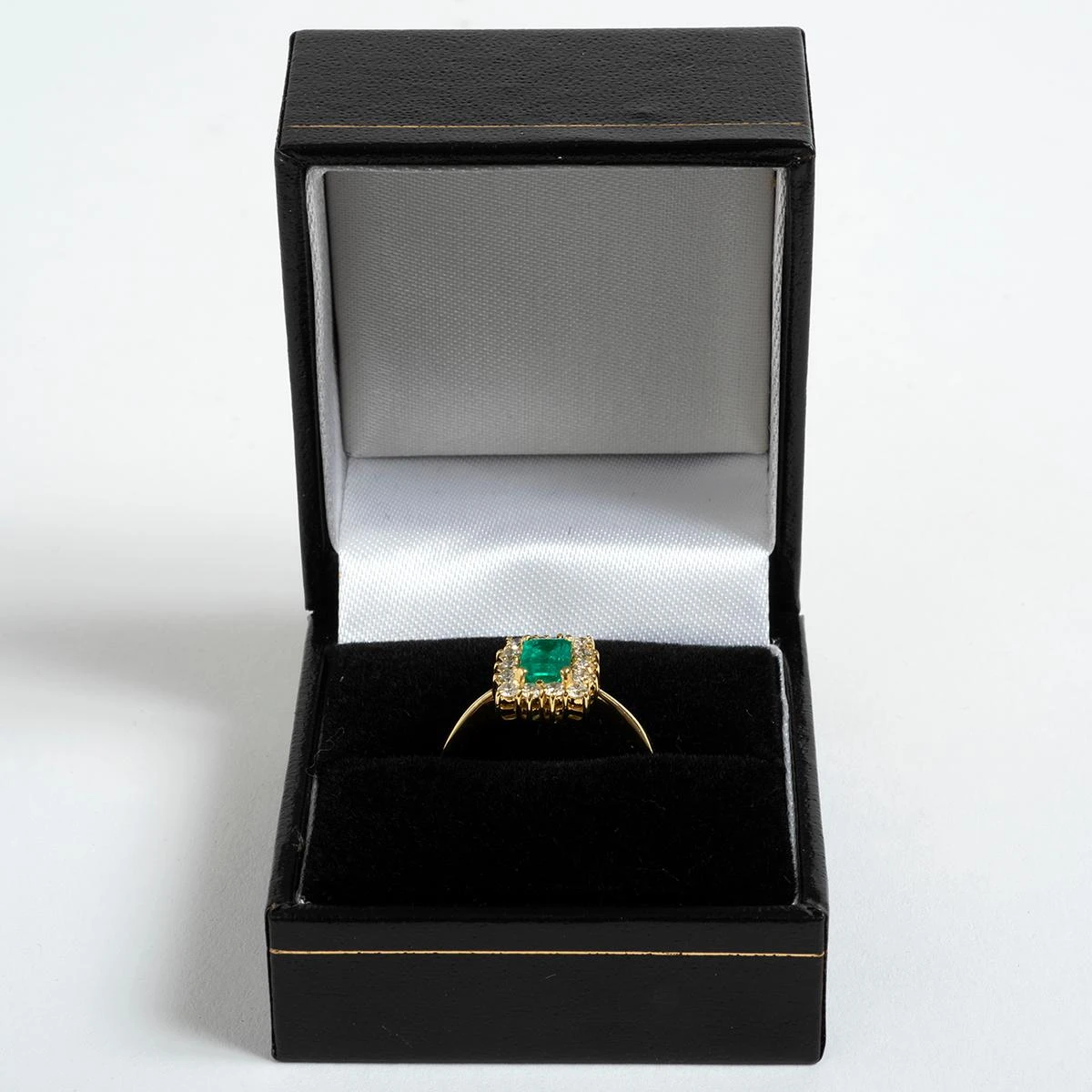 Unknown Stunning Diamond & Emerald Cluster Ring, 18 Carat Gold 6 Unknown Stunning Diamond & Emerald Cluster Ring, 18 Carat Gold – Image 4