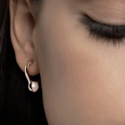 Nathalie Jean Contemporary Pearl 18 Karat Rose Gold Hoop Earrings 11 Nathalie Jean Contemporary Pearl 18 Karat Rose Gold Hoop Earrings -Mode Bijouterie Magasin NAE02 4 master