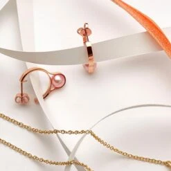 Nathalie Jean Contemporary Pearl 18 Karat Rose Gold Hoop Earrings 12 Nathalie Jean Contemporary Pearl 18 Karat Rose Gold Hoop Earrings -Mode Bijouterie Magasin Nakkar 1stdibs Cover2 EarringsPG master