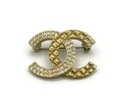 CHANEL By KARL LAGERFELD Light Gold Tone Quilted CC Brooch, 2017 14 CHANEL By KARL LAGERFELD Light Gold Tone Quilted CC Brooch, 2017 -Mode Bijouterie Magasin P2540245 master