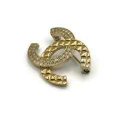 CHANEL By KARL LAGERFELD Light Gold Tone Quilted CC Brooch, 2017 15 CHANEL By KARL LAGERFELD Light Gold Tone Quilted CC Brooch, 2017 -Mode Bijouterie Magasin P2540249 master