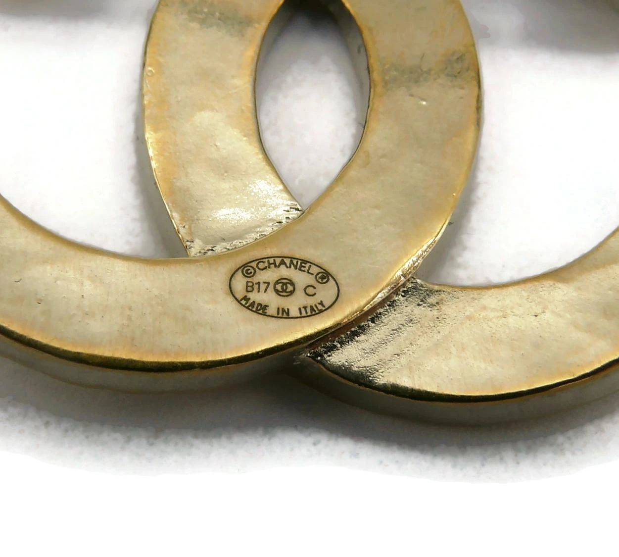 CHANEL By KARL LAGERFELD Light Gold Tone Quilted CC Brooch, 2017 10 CHANEL By KARL LAGERFELD Light Gold Tone Quilted CC Brooch, 2017 – Image 8