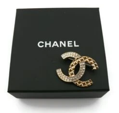 CHANEL By KARL LAGERFELD Light Gold Tone Quilted CC Brooch, 2017 12 CHANEL By KARL LAGERFELD Light Gold Tone Quilted CC Brooch, 2017 -Mode Bijouterie Magasin P2540259 master
