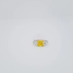 Unknown GIA Fancy Vivid Yellow Radiant And White Diamond Three Stone Ring 13 Unknown GIA Fancy Vivid Yellow Radiant And White Diamond Three Stone Ring -Mode Bijouterie Magasin PSX 20230329 060430 master