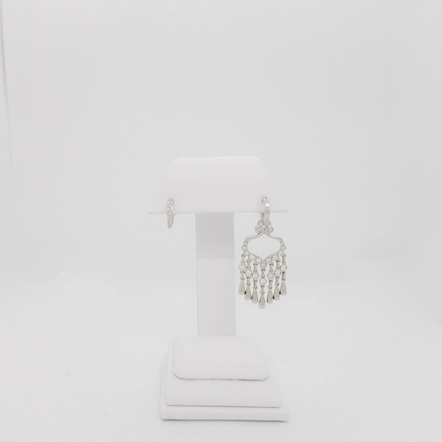 Unknown White Diamond Chandelier Earrings In 18k White Gold 9 Unknown White Diamond Chandelier Earrings In 18k White Gold – Image 7